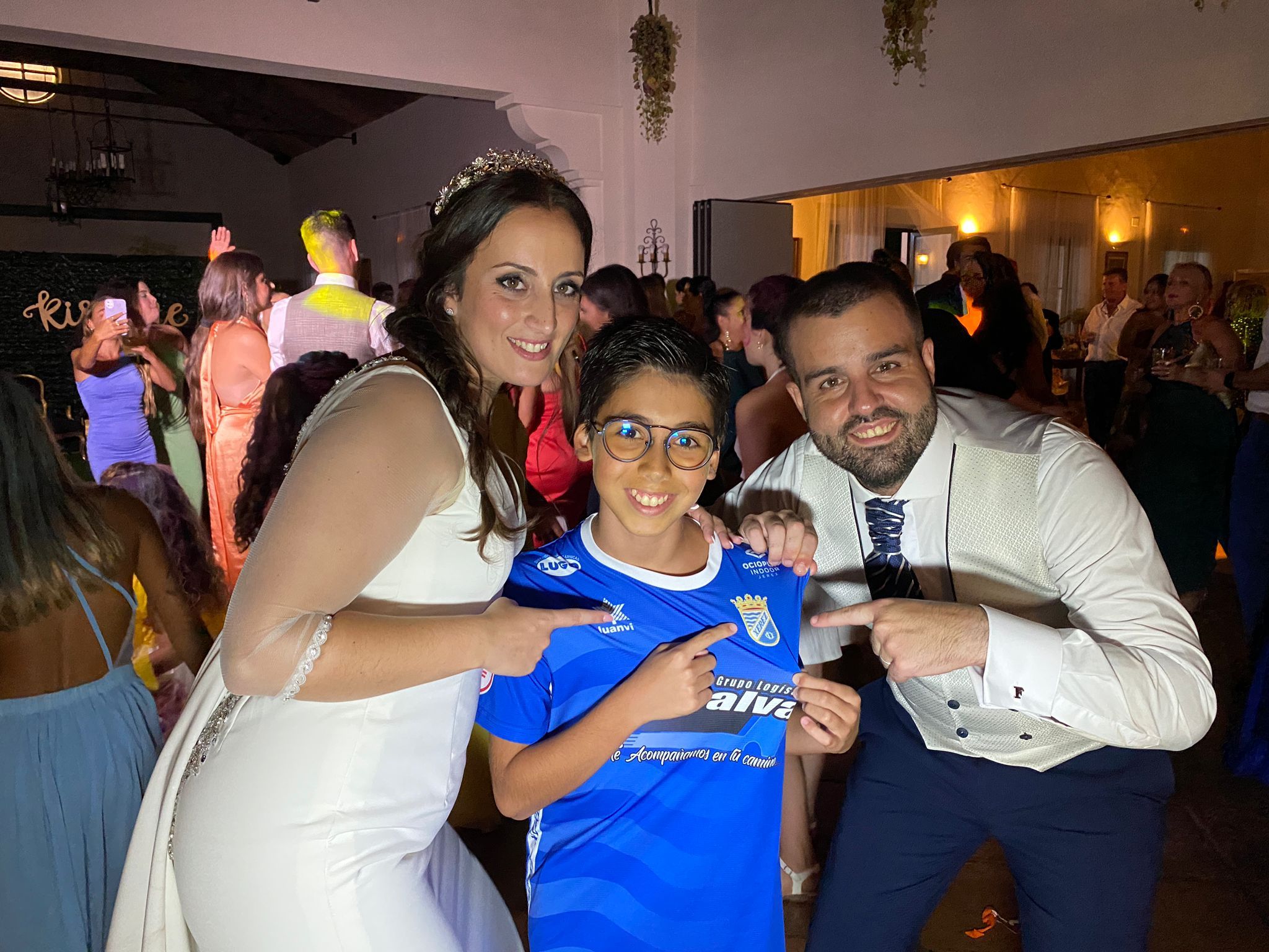 Fabio Padillo, en su boda, con una camiseta del Xerez CD.