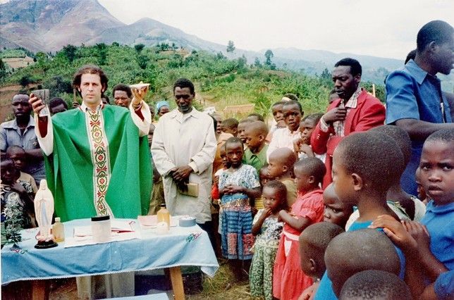 El sacerdote con algunos años menos, en su etapa de misionero en Ruanda.