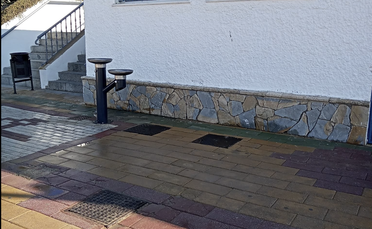 Imagen de una de las nuevas fuentes adaptadas colocadas en el litoral de Rota.