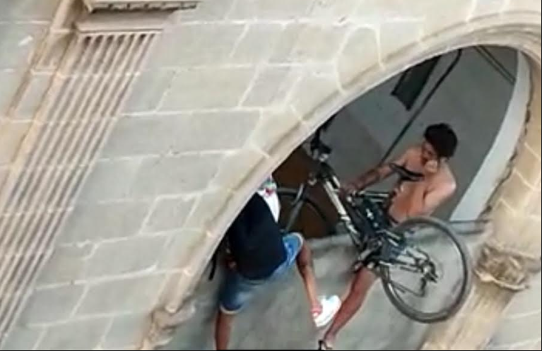 Imagen de unos ocupas accediendo al interior del edificio en Jerez.