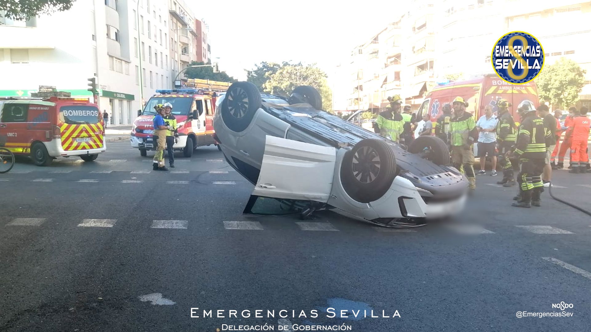 Coche volcado tras la colisión en el cruce de Luis Montoto con Juan Antonio Cavestany, en Sevilla.