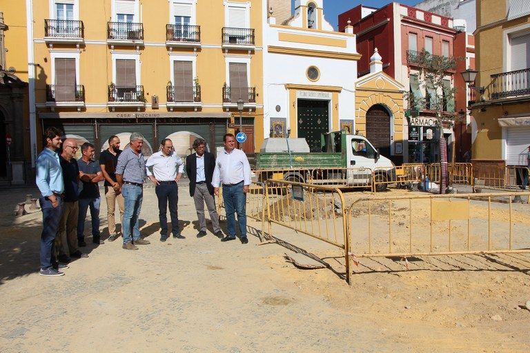 Visita institucional a la plaza de Montesión en Sevilla.