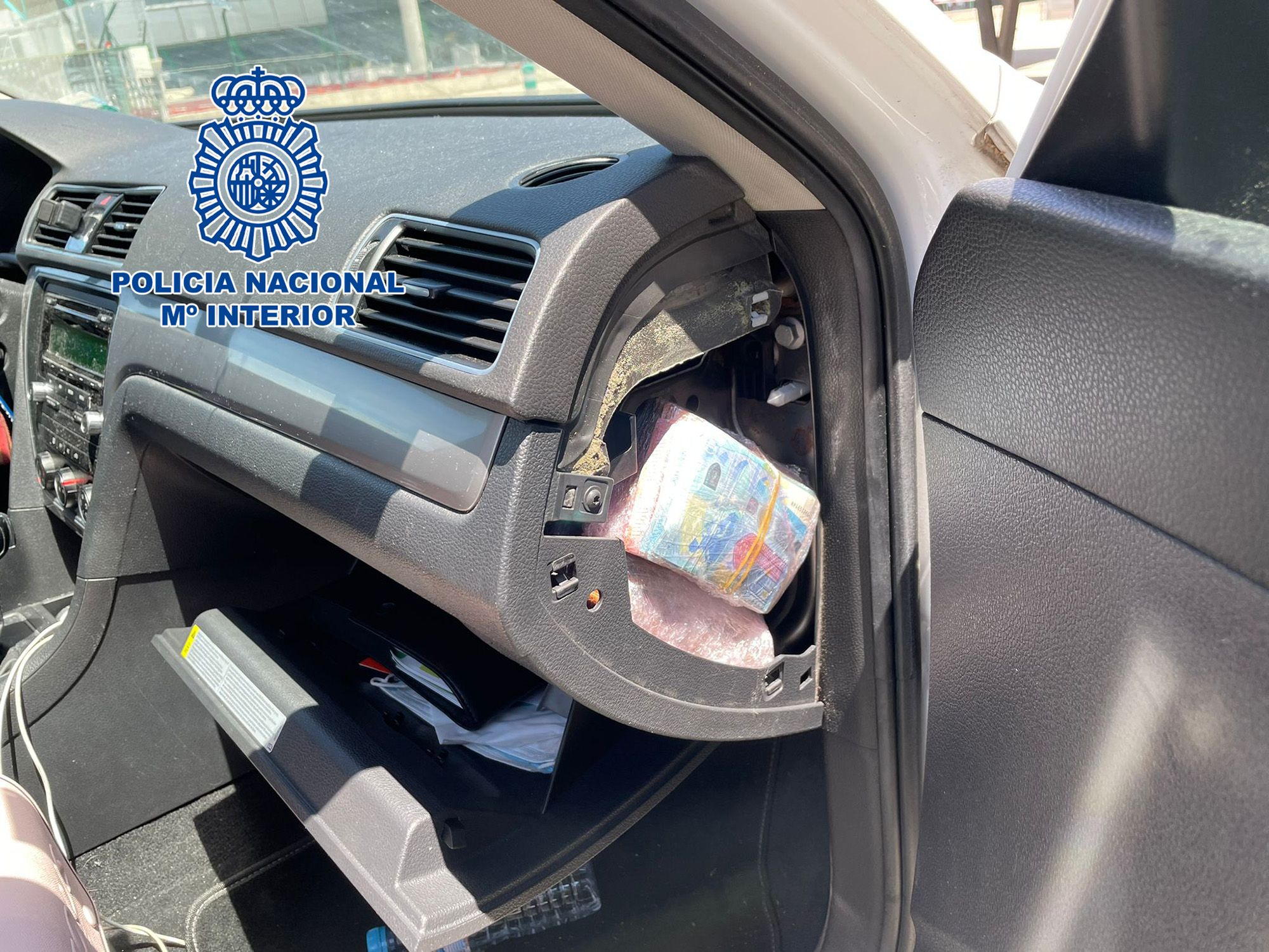 Imagen del interior del salpicadero del coche intervenido que portaba dinero para sufragar la compraventa de la droga procedente de Colombia.