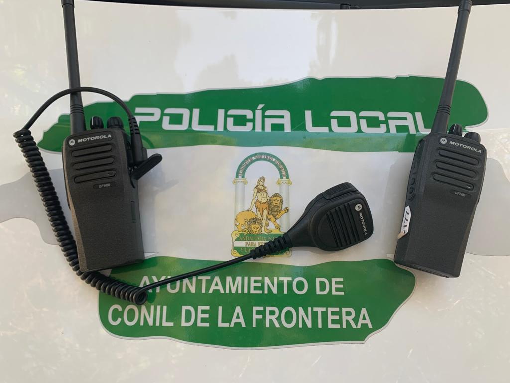 Nuevos 'walkies' de la Policía Local de Conil.