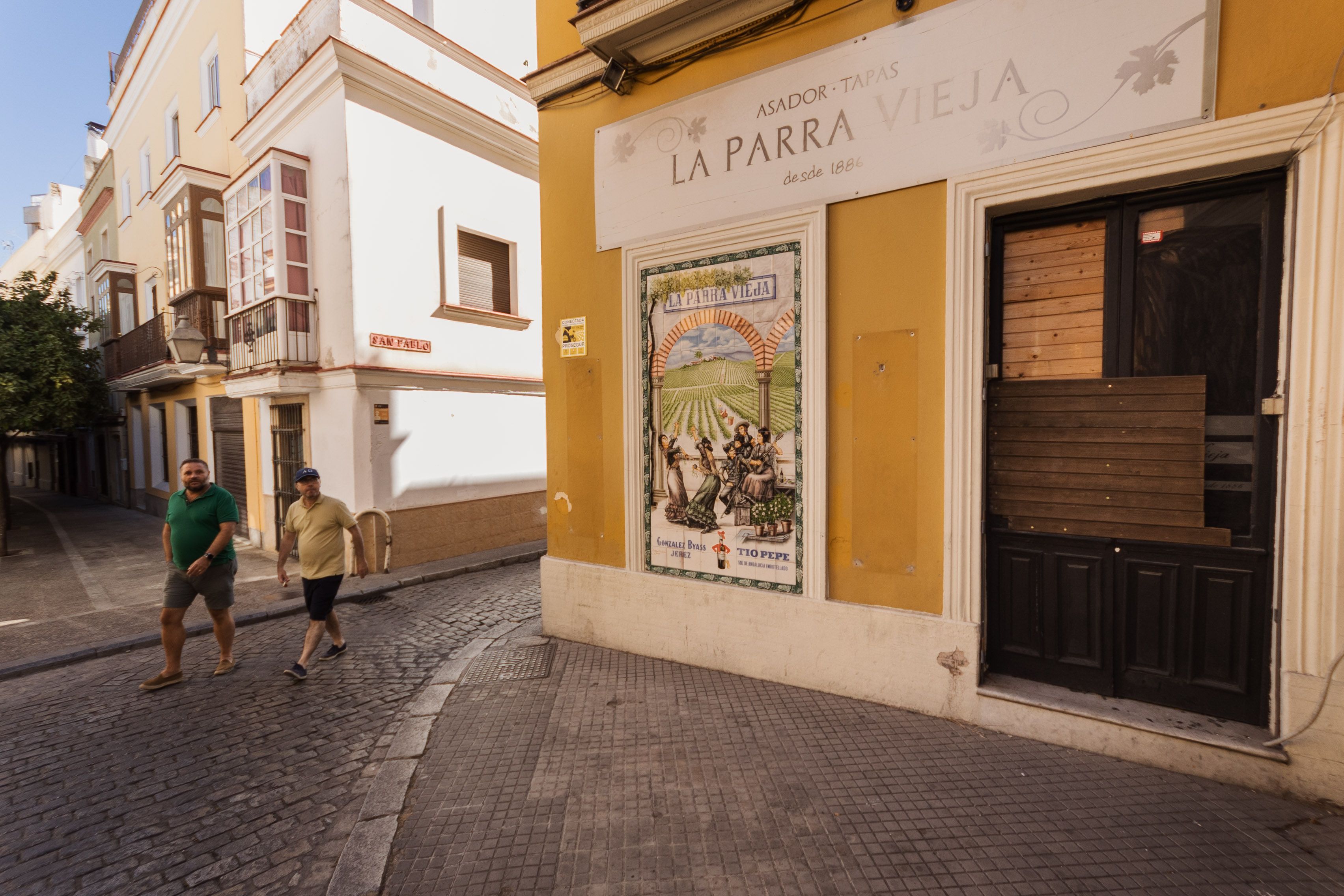 La Parra Vieja con las tablas que dede el pasado fin de semana bloquean el acceso.