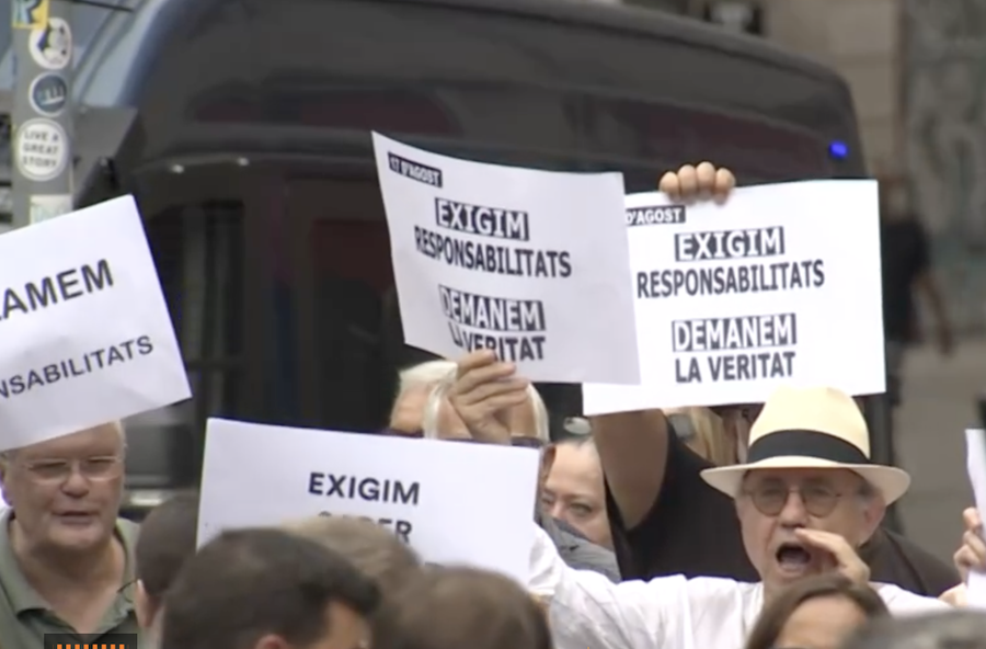 Manifestantes que han boicoteado el homenaje a las víctimas del atentado del 17-A.