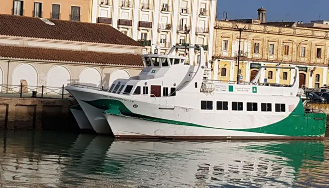 Catamarán de la Bahía de Cádiz, que une la capital con Rota y El Puerto de Santa María 