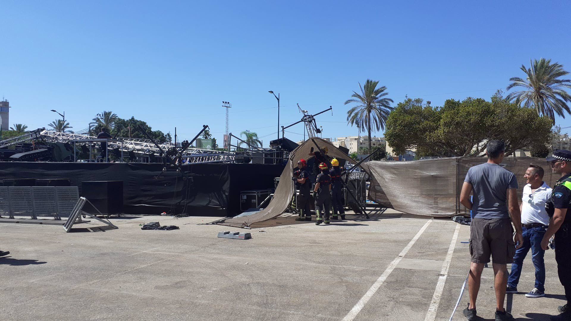 Escenario de la zona joven de la Feria de Málaga, tras desprenderse el puente de luz.