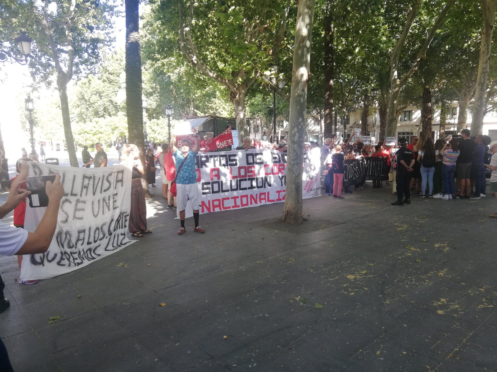 Movilización contra los cortes de luz en Sevilla con importante presencial policial frente al Ayuntamiento.