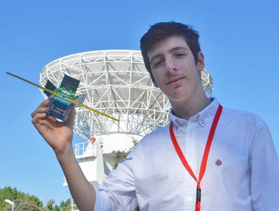 El linense Julián Fernández junto a su satélite. FOTO: FACEBOOK. 