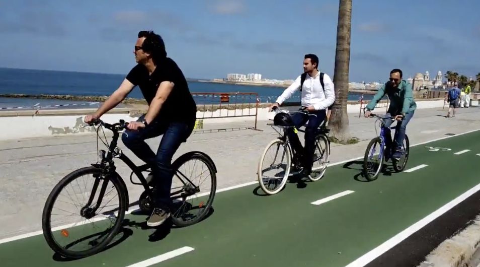 El alcalde de Cádiz, en su paseo por el carril bici.