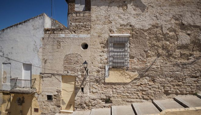 Fachada de la casa que da a la cuesta de la Encarnación.    MANU GARCÍA