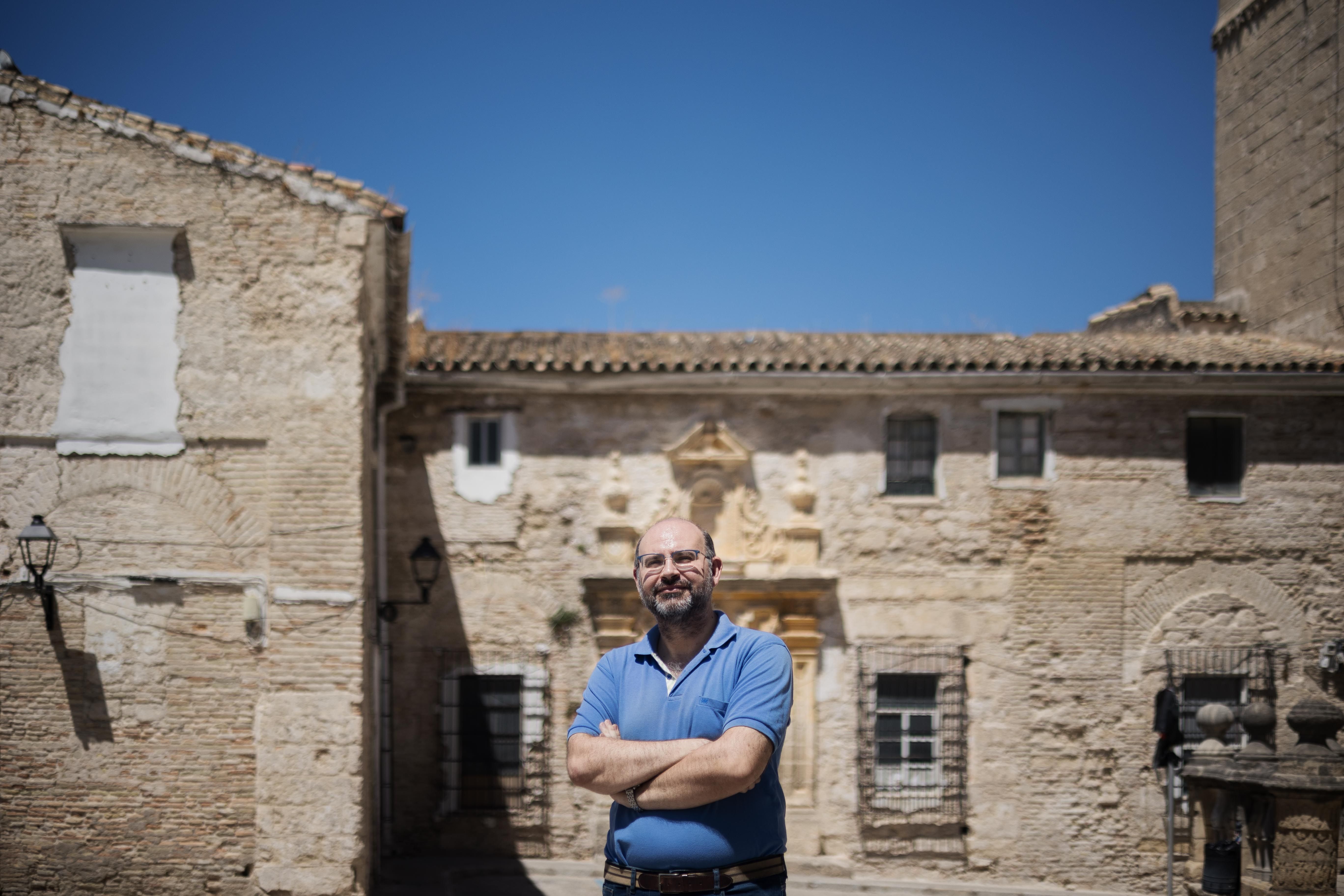 Destapada la bodega más antigua de Jerez junto a la Catedral. Gonzalo Castro ante la casa del abad en la plaza de la Encarnación.