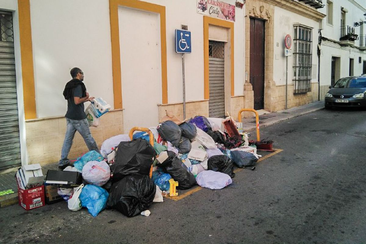 Una imagen de la acumulación de basura en El Puerto durante los días de huelga. FOTO: MANU GARCÍA