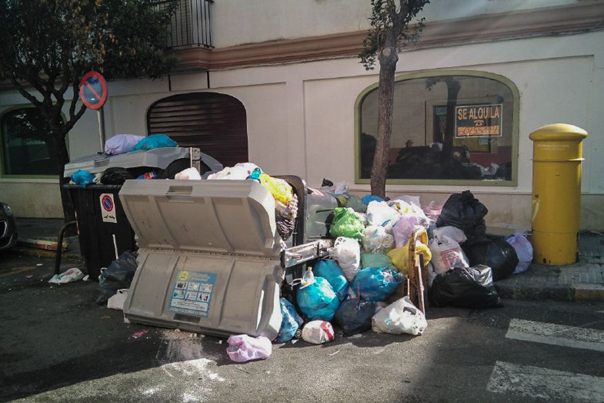 Basura en El Puerto. FOTO: MANU GARCÍA