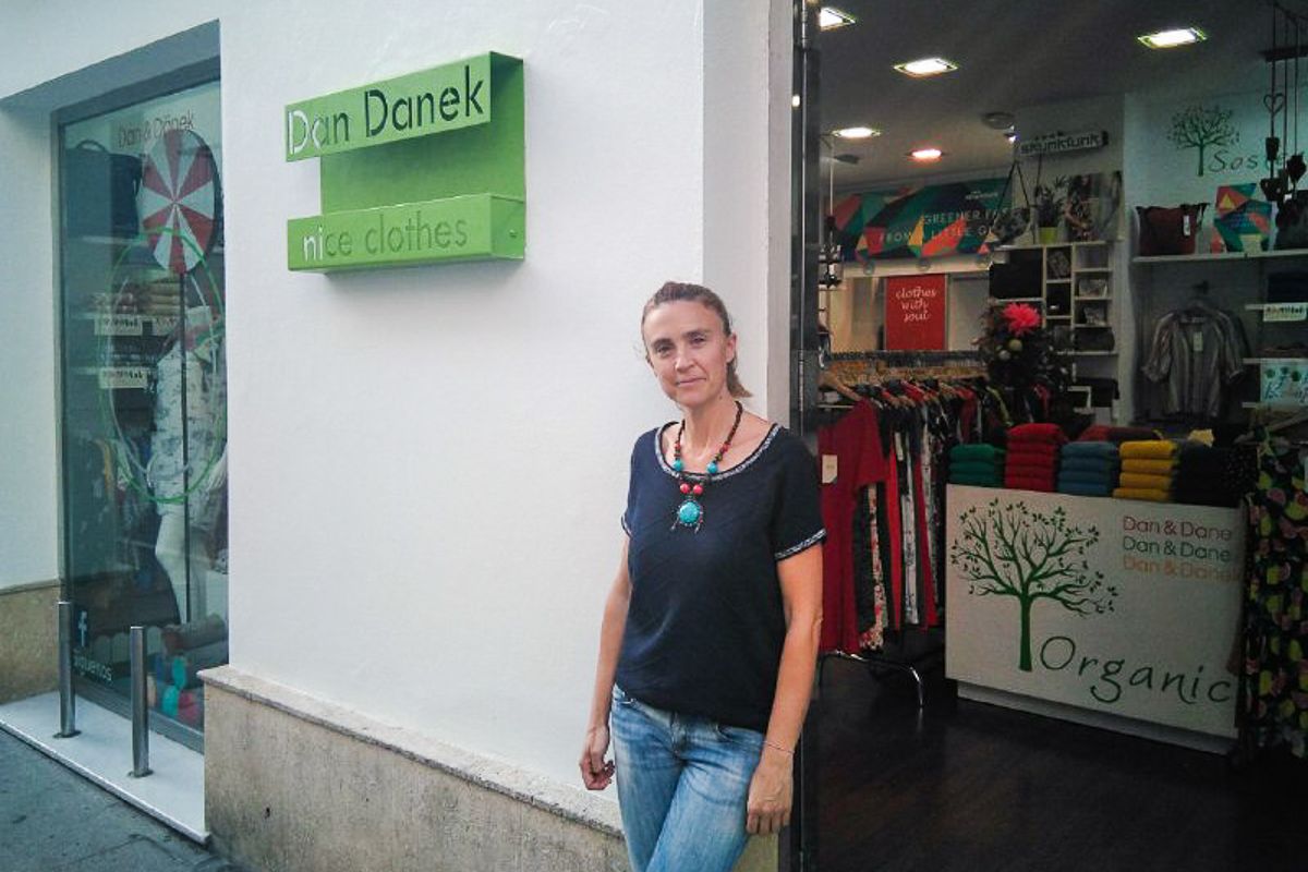 Marta Marín en la fachada de su tienda Dan & Dänek. FOTO: LVDS.