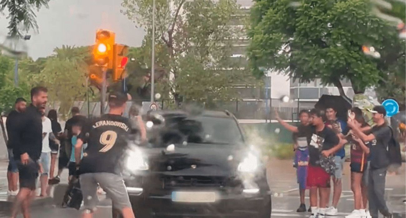 Aficionados del FC Barcelona haciendo fotos y buscando el autógrafo de Robert Lewandowski.