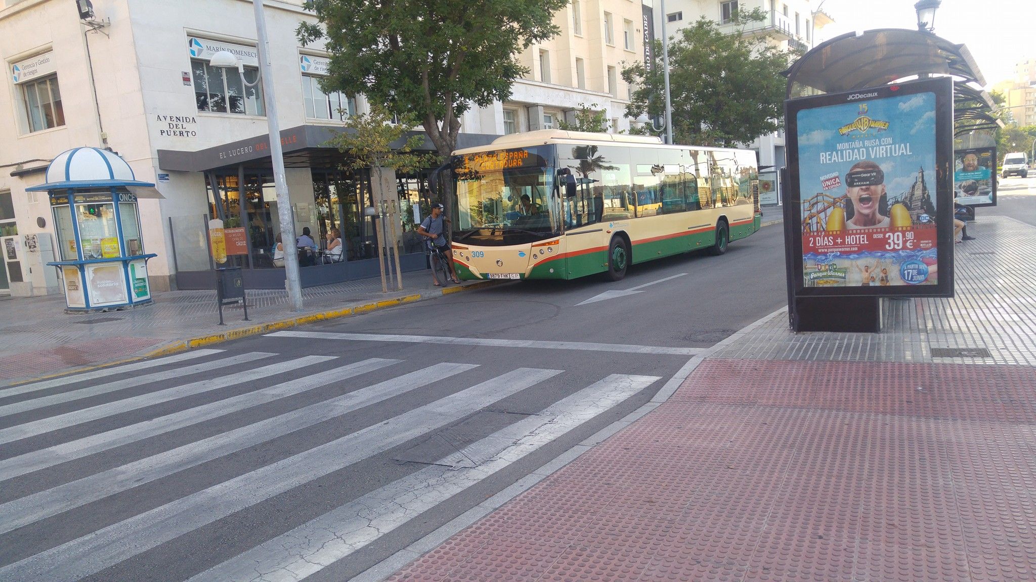 Un autobús urbano de Cádiz en uno de los mayores núcleos de paradas, frente al puerto.