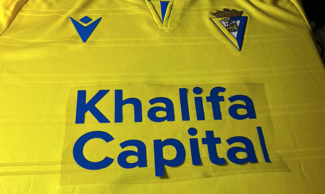 Publicidad de Khalifa Capital en la camiseta del Cádiz.