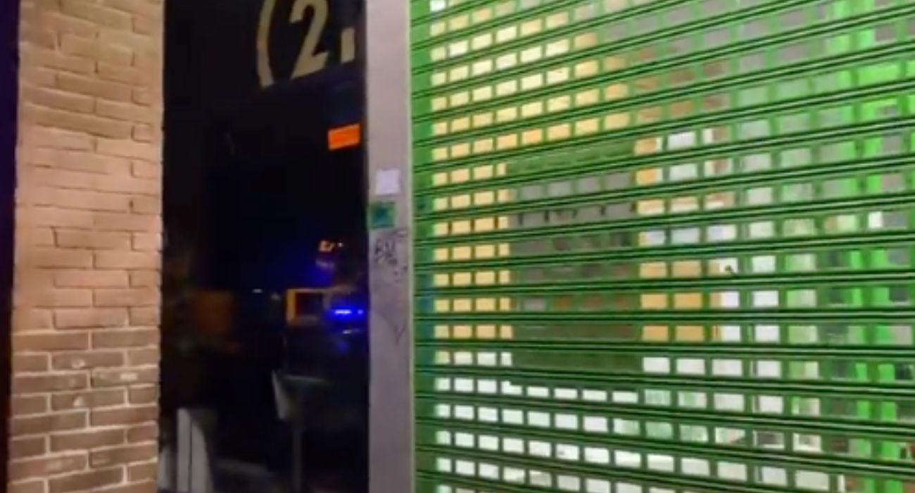 Escaparate de una compañía energética con las luces encendidas de noche.