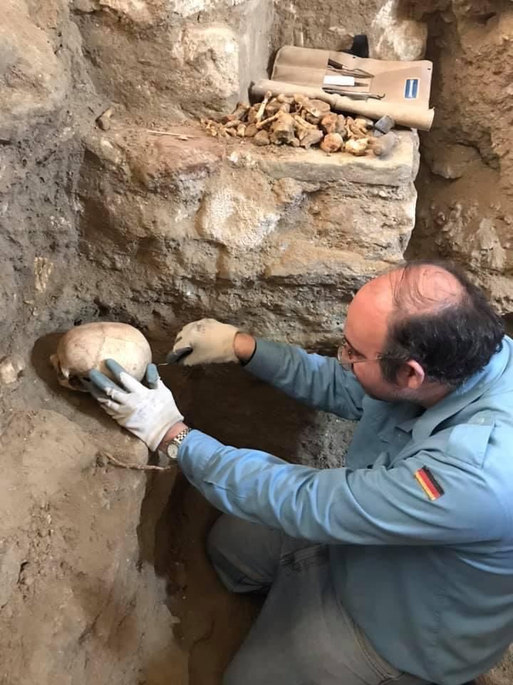 Castro Moreno en pleno trabajo en las criptas halladas.  