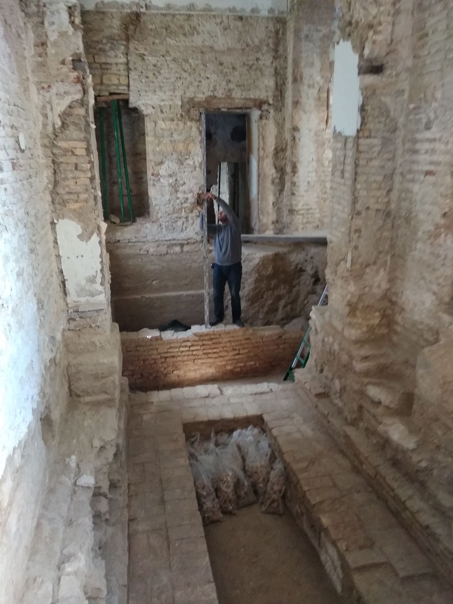 Emplazamiento del antiguo claustro donde se localizaron los enterramientos.