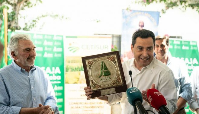El presidente de la Junta Juanma Moreno en un acto con agricultores de Asaja Córdoba. JUNTA DE ANDALUCÍA