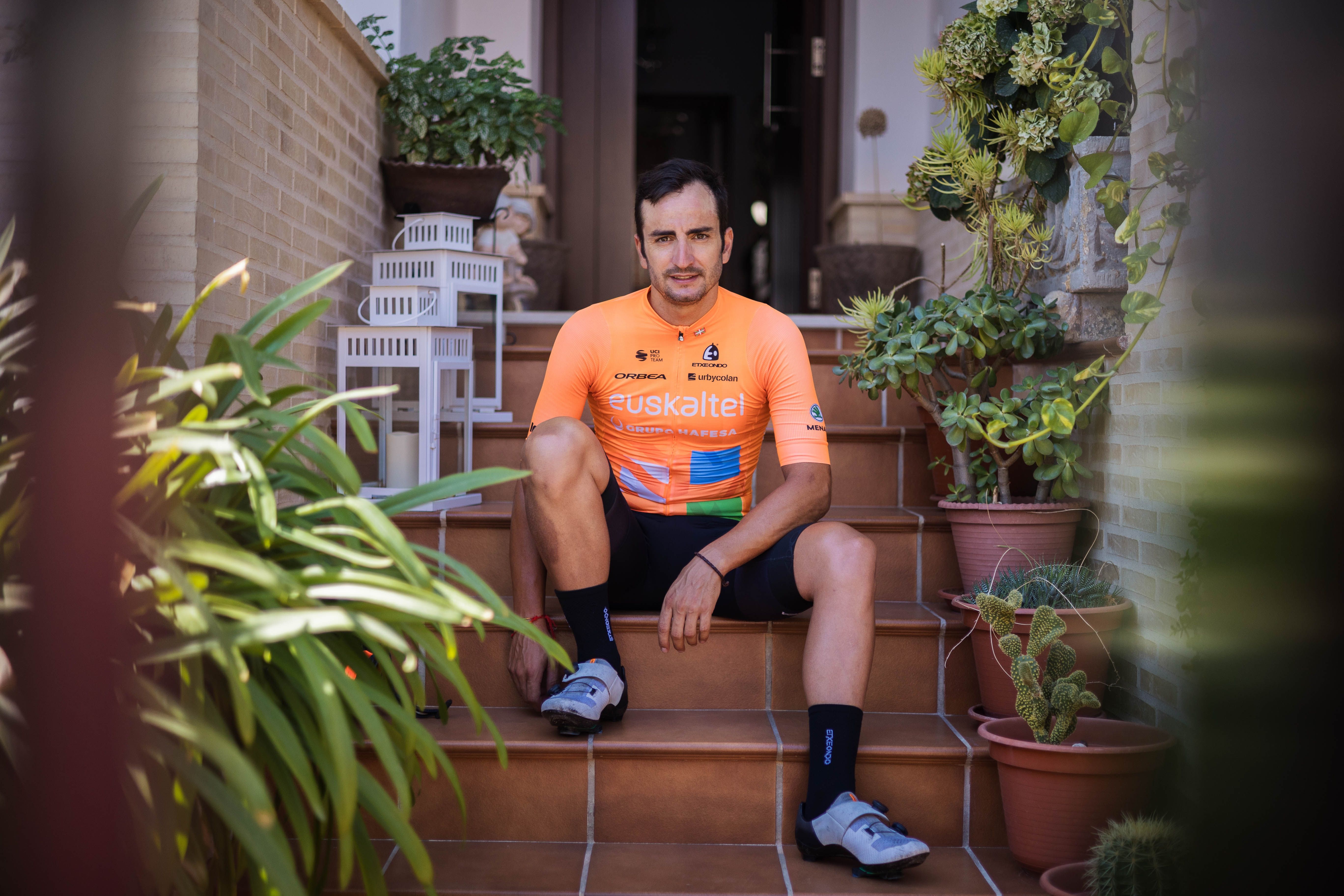 Juanjo Lobato, ciclista de Trebujena, posando para lavozdelsur.es.