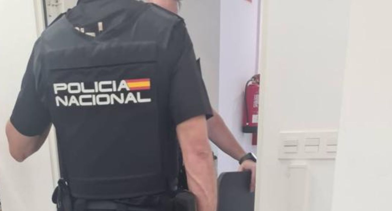 Imagen de archivo de un agente de la Policía Nacional, en una operación en Algeciras.