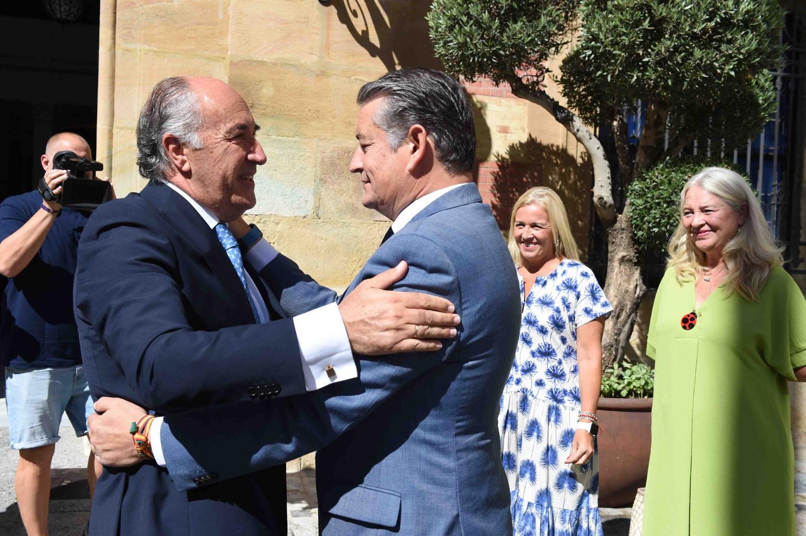 Visita del consejero de la Presidencia, Interior, Diálogo Social y Simplificación Administrativa, Antonio Sanz, al Ayuntamiento de Algeciras.