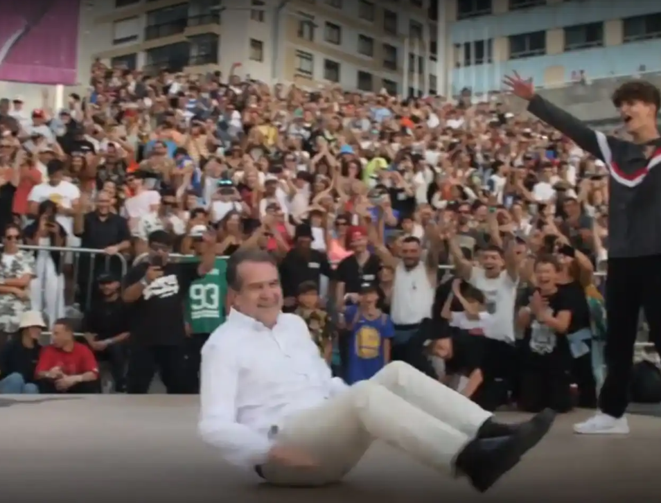 Abel Caballero bailando break dance.