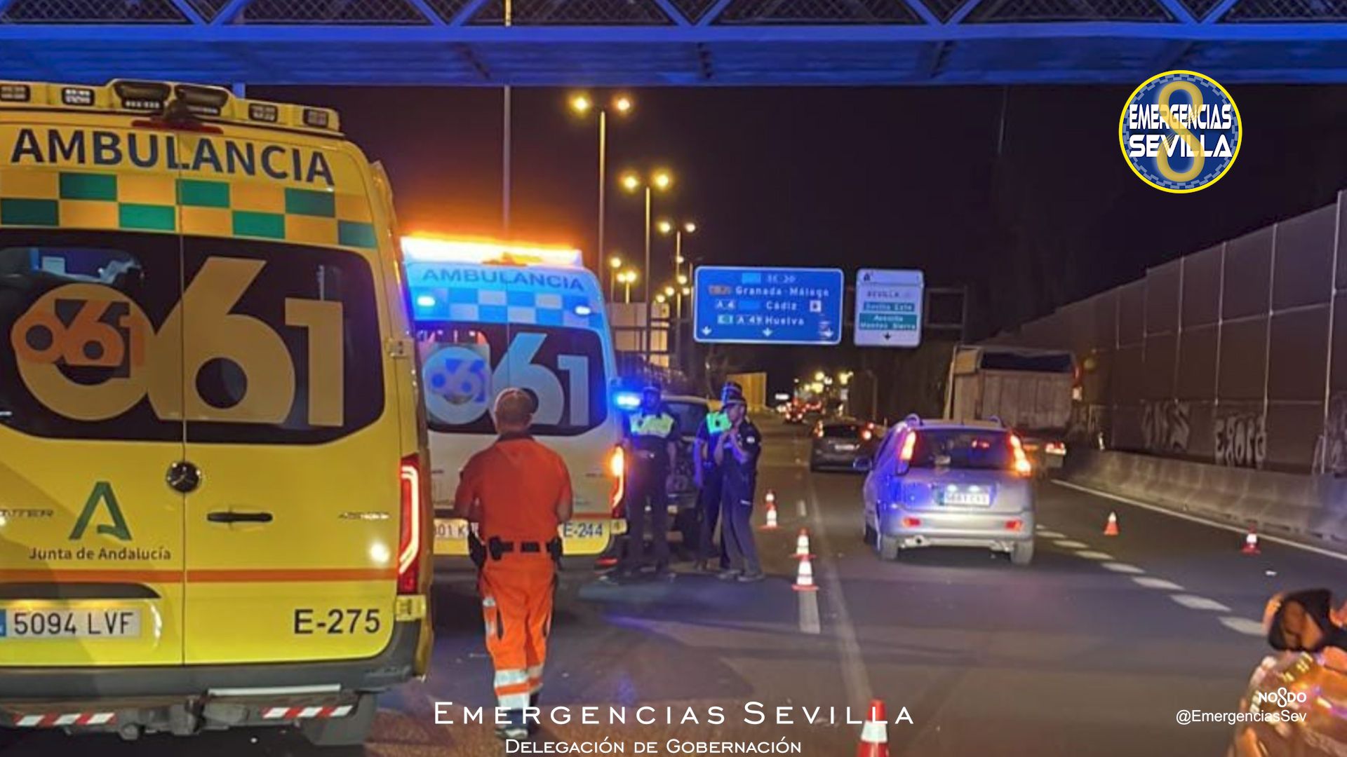 Servicios de emergencia asisten tras el accidente en Sevilla.