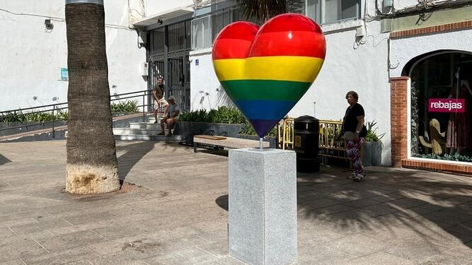 Obra del corazón LGTBI en la calle Real de San Fernando.