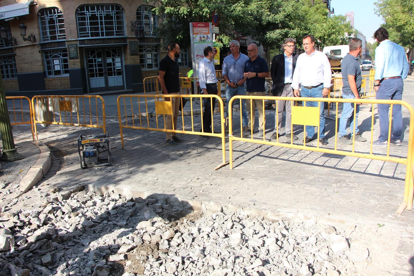 Visita a los trabajos de reparación del adoquinado en el centro de Sevilla.