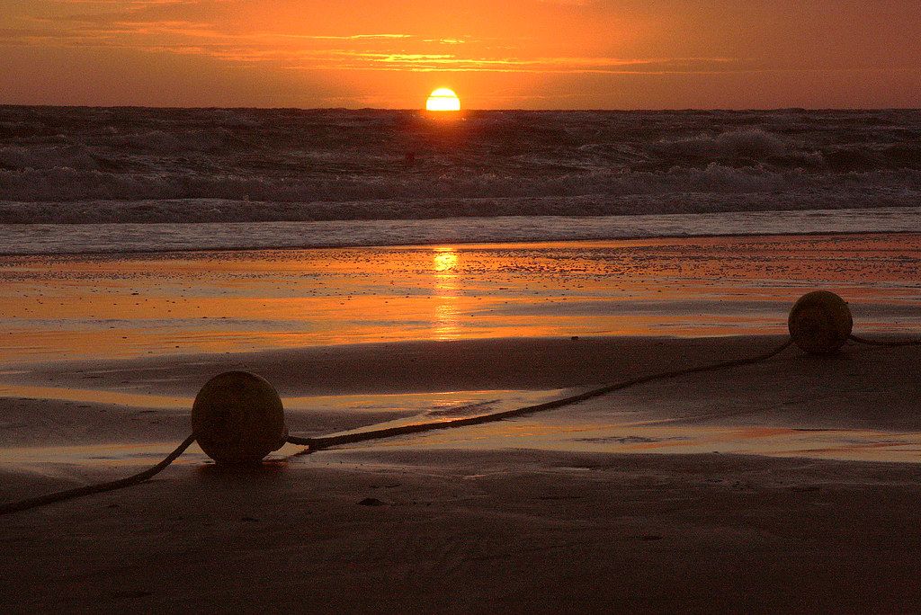 Ocaso en la playa roteña de La Ballena. FOTO: Ramón Sobrino Torrens