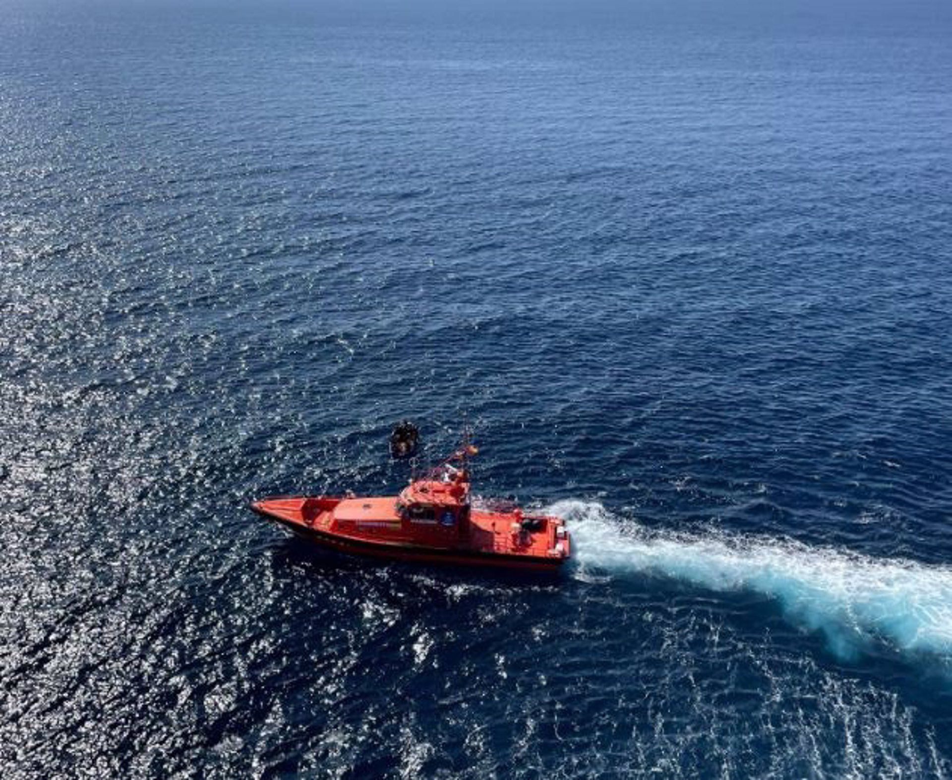 Embarcación de rescate de Salvamento Marítimo que inició las labores de búsqueda de los desaparecidos en Tarifa.