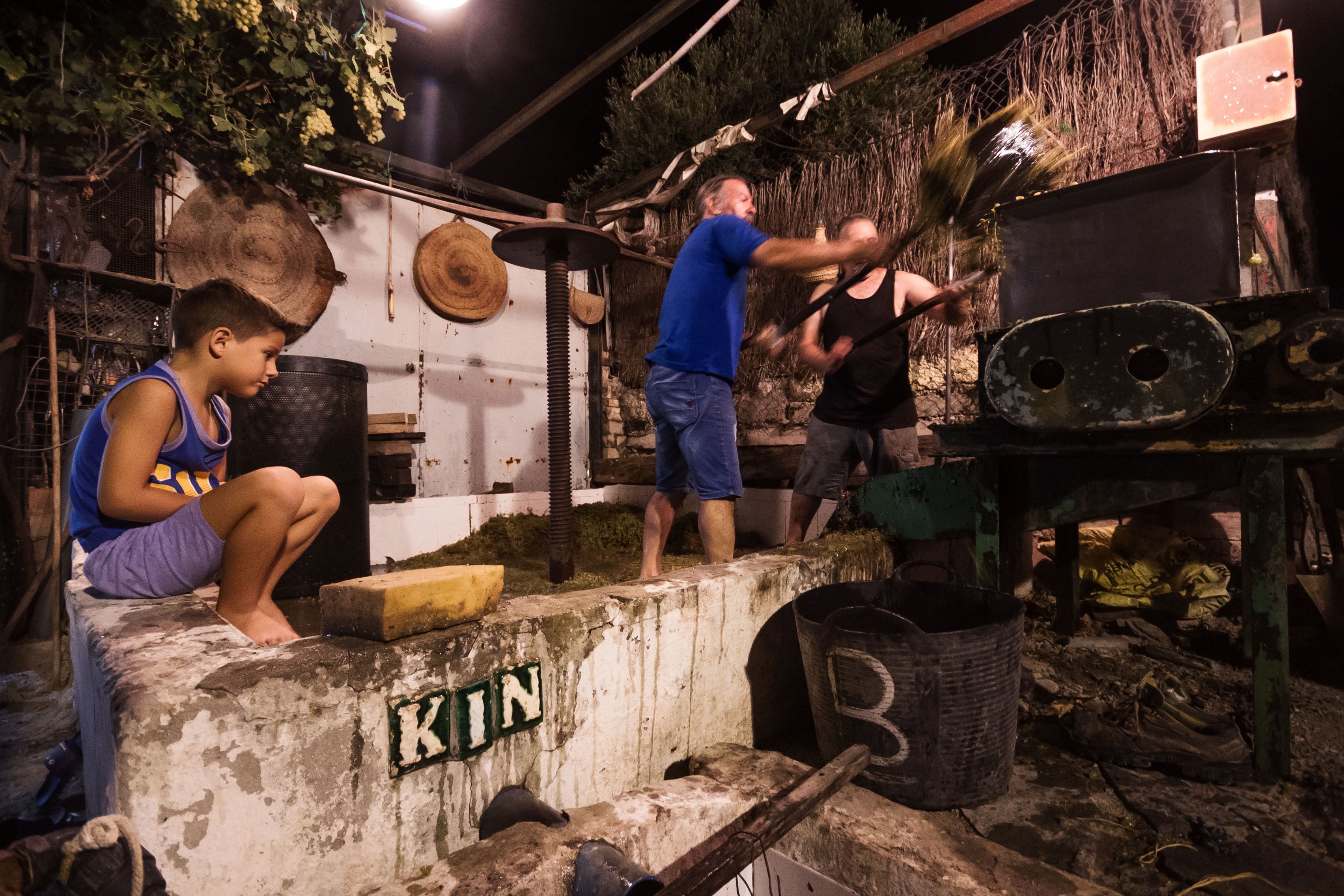 Uno de los pequeños de la familia, observando el ritual.