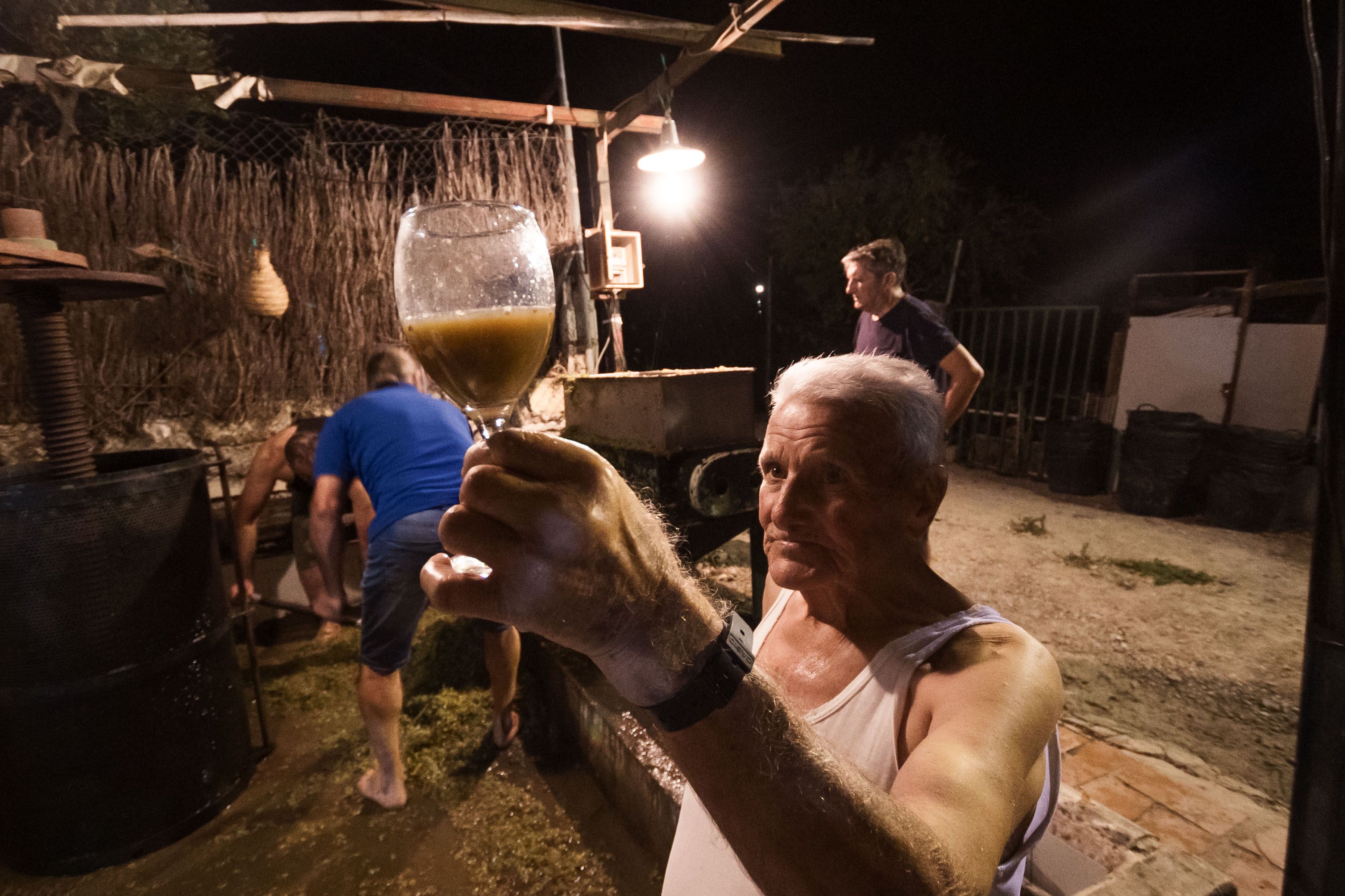 Paco Lara padre, mirando, oliendo y saboreando el caldo obtenido. Paco Lara padre, mirando, oliendo y saboreando el caldo obtenido.