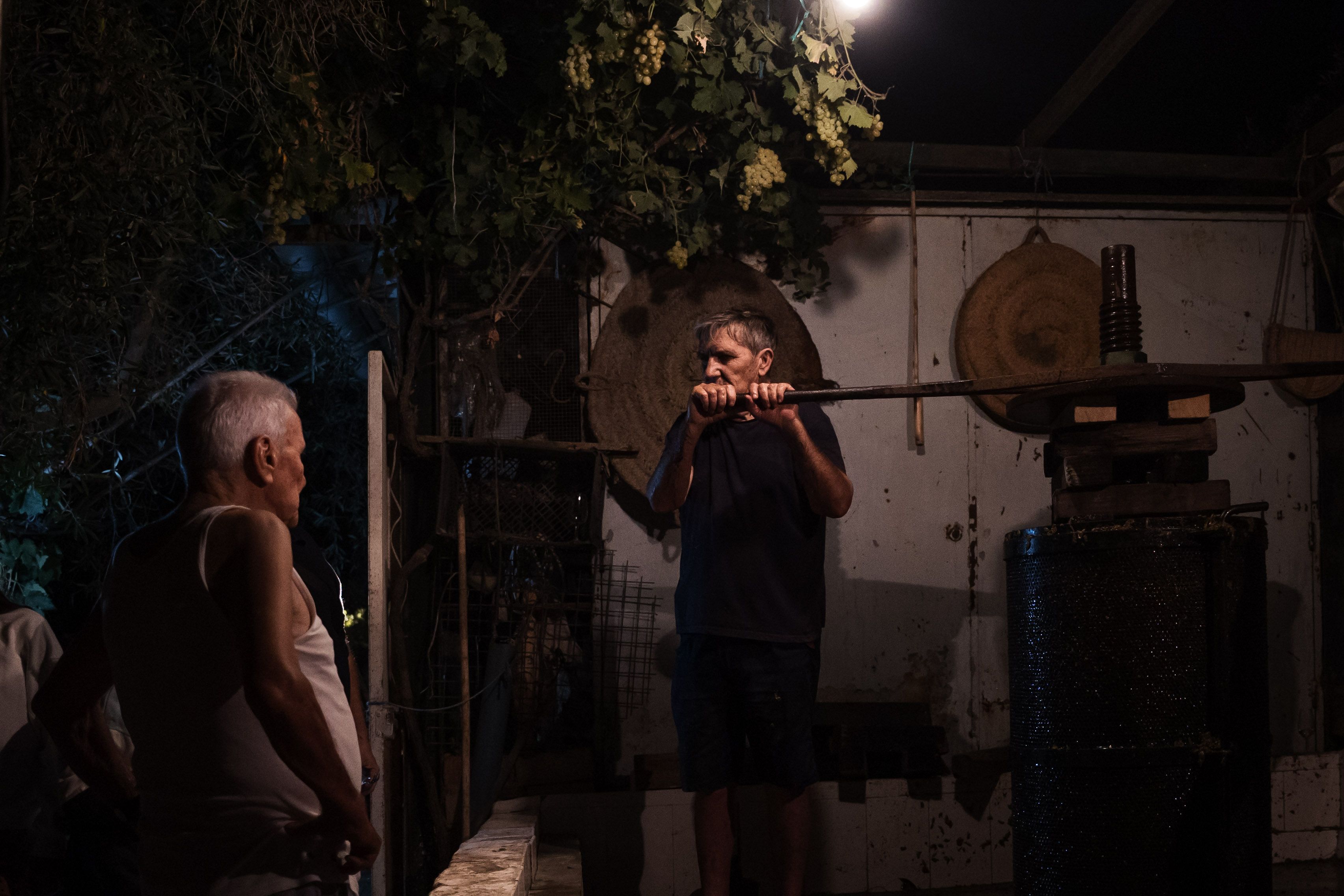 Paco Lara, girando la marrana para aplastar la uva.