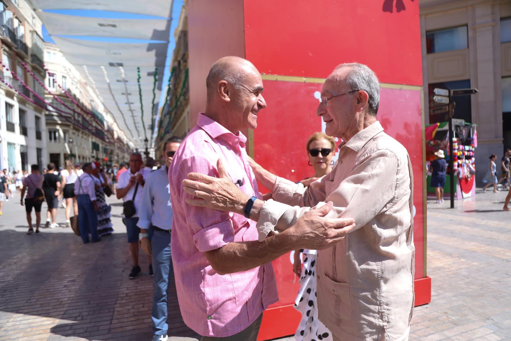 Los alcaldes Antonio Muñoz y Francisco de la Torre durante su encuentro en la calle Larios de Málaga.