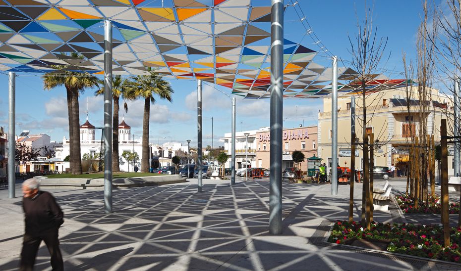 Un hombre pasea por las calles del municipio sevillano de Las Cabezas de San Juan, en una imagen de archivo.