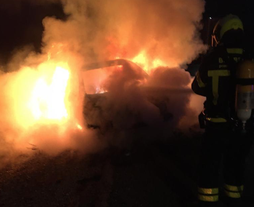Bombero durante la extinción del incendio en el coche. "Varios coches en el barrio de Nervión en Sevilla, totalmente calcinados por incendios intencionados·