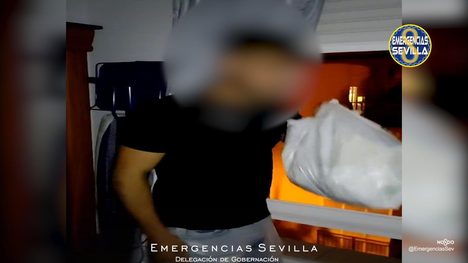 Joven lanzando una bolsa de basura por la ventana.