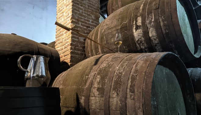 Registrando botas en Bodegas Barrero, soleras de Trasbolsa de Manzanilla Gabriela. GABRIEL RAYA
