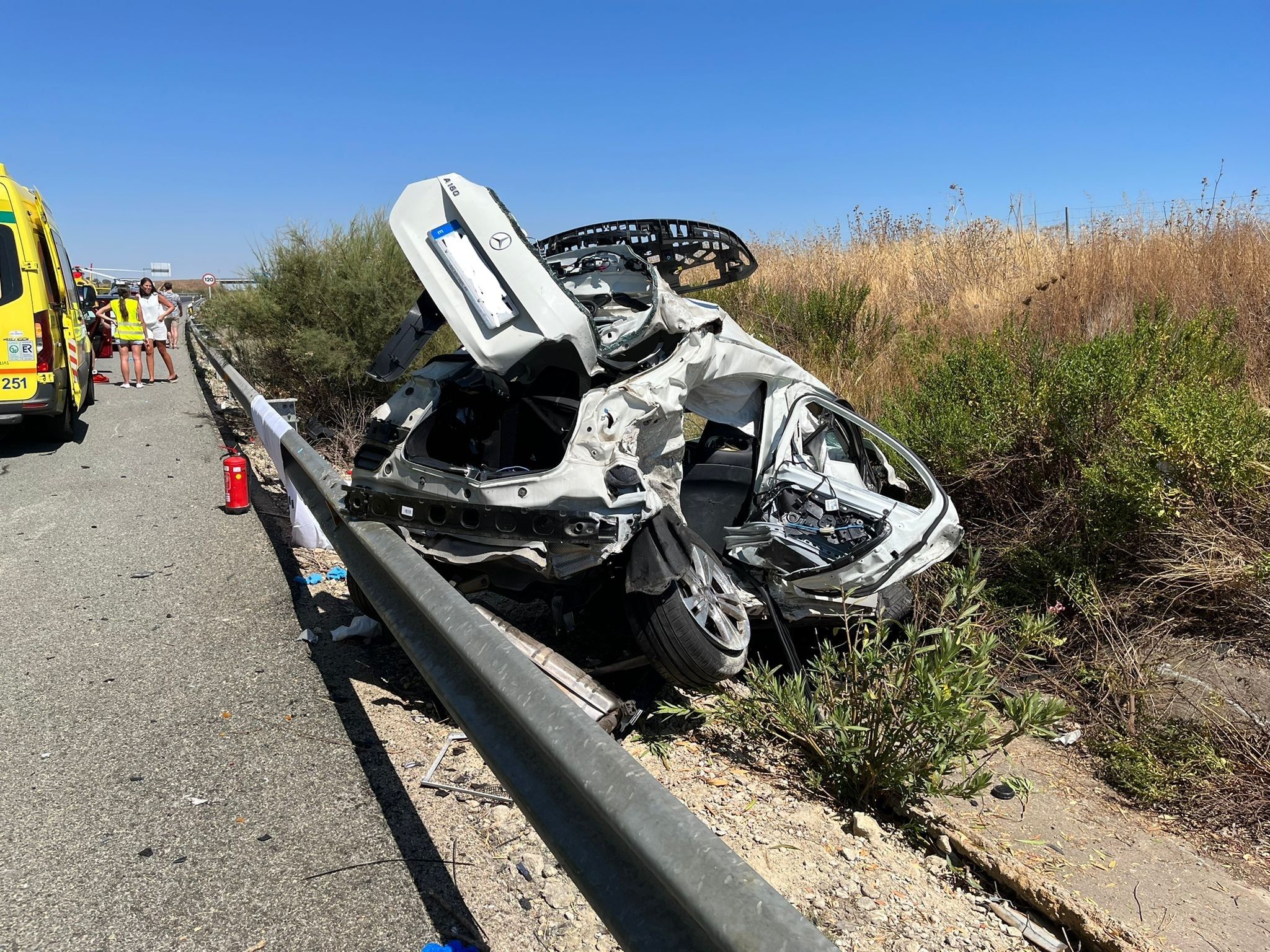 Tragedia en Jerez: una 'kamikaze' deja dos fallecidas y ocho heridos. Imagen de Bomberos de Jerez del estado en el que quedó uno de los vehículos implicados.