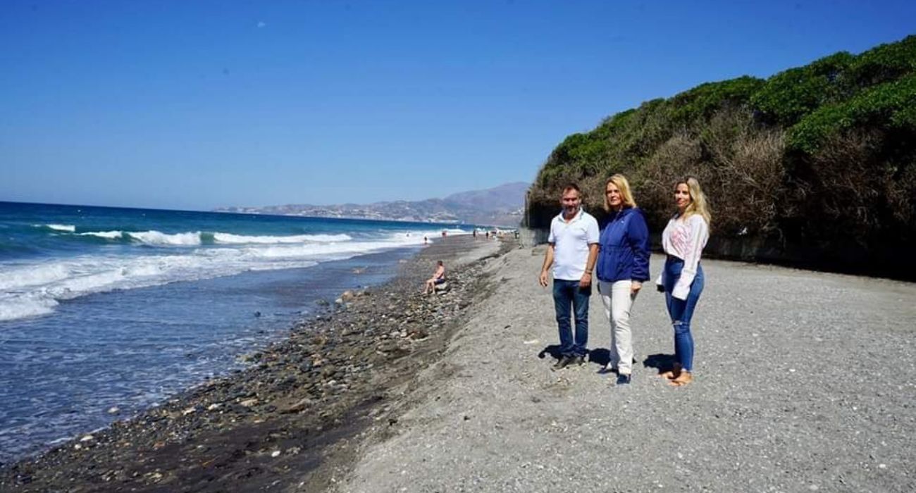 Así de reducida ha quedado una playa de Motril por el fuerte temporal.