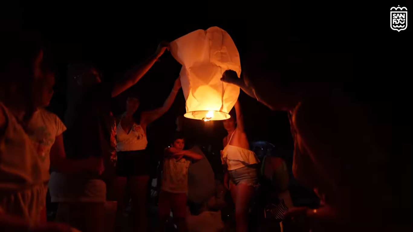 Una imagen de la suelta de farolillos en Camposoto.