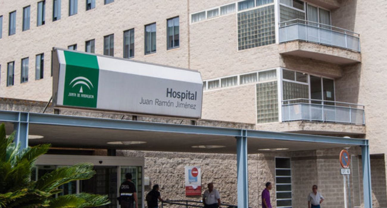 La niña de cuatro años fue trasladada tras la caída al Hospital Juan Ramón Jiménez de Huelva.