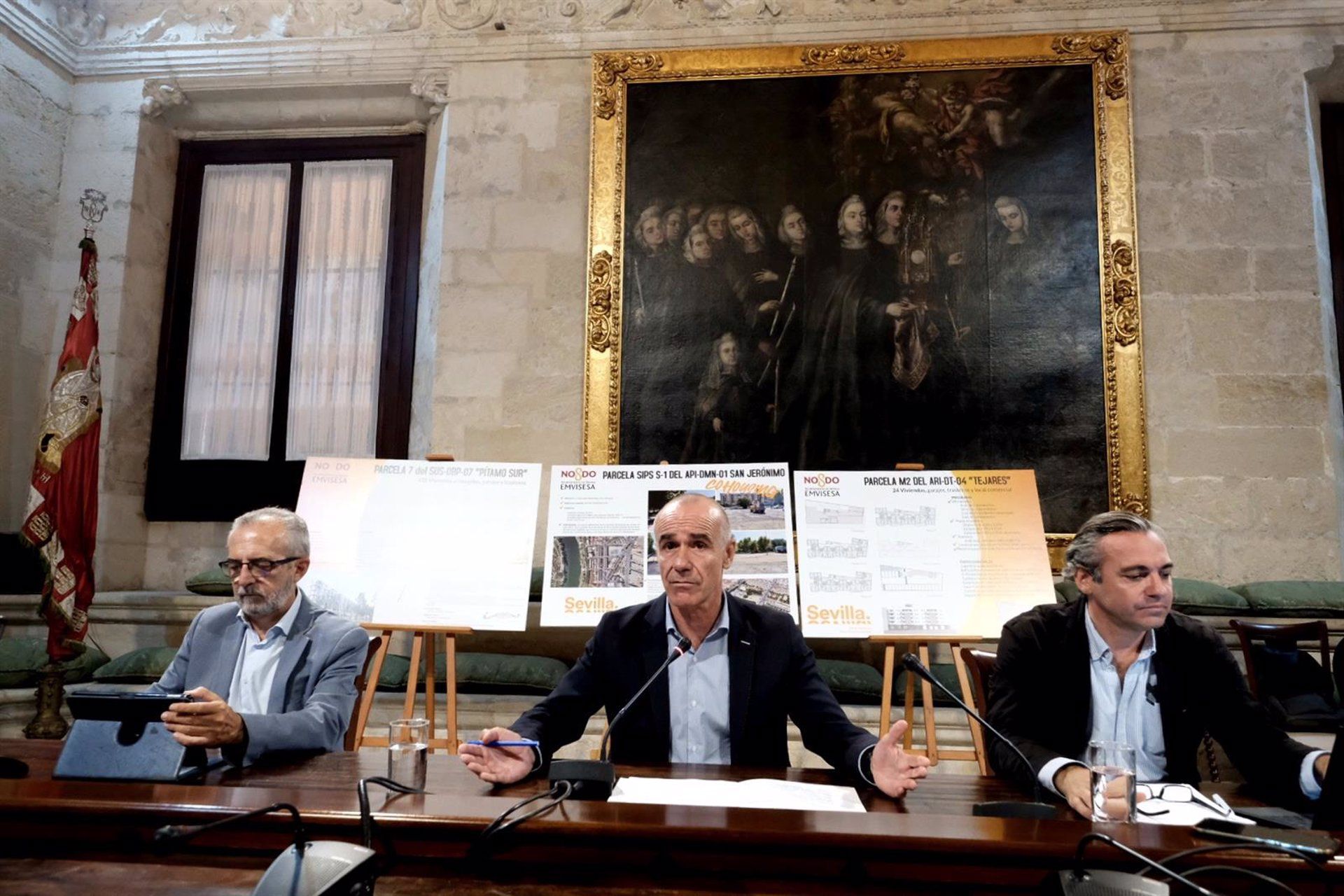 Rueda de prensa sobre el plan de vivienda del Ayuntamiento de Sevilla.