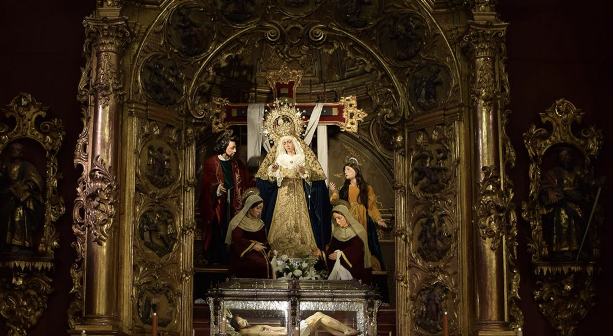 Retablo de la capilla del Calvario con los titulares de la hermandad.